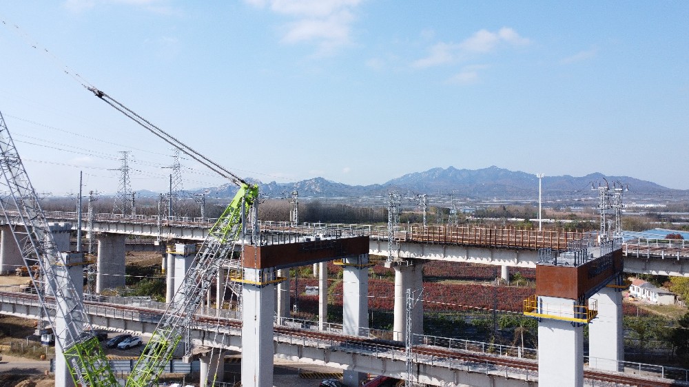 濰宿高鐵至青島連接線建設提速！全線首個上跨既有線鋼橫梁吊裝完成